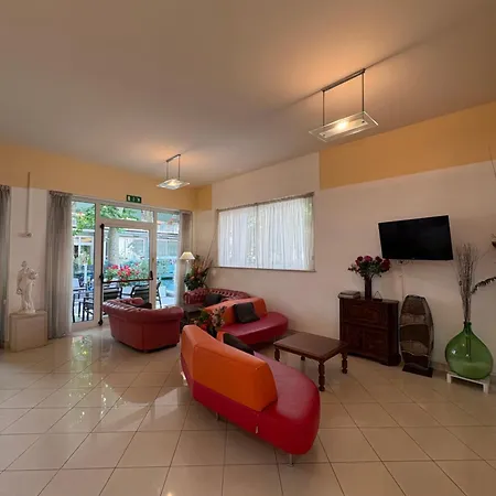 Отель Silvie Rose Чезенатико